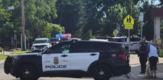 Agentes del orden se congregan frente a la escuela de la Iglesia de la Anunciación en respuesta a un tiroteo masivo reportado el miércoles 27 de agosto de 2025 en Minneapolis. Foto La Hora: AP.