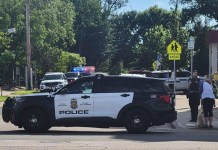 Tiroteo en Minneapolis EE.UU., deja veinte heridos y dos fallecidos Agentes del orden se congregan frente a la escuela de la Iglesia de la Anunciación en respuesta a un tiroteo masivo reportado el miércoles 27 de agosto de 2025 en Minneapolis. Foto La Hora: AP.