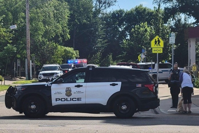 School-Shooting-Minneapolis Agentes del orden se congregan frente a la escuela de la Iglesia de la Anunciación en respuesta a un tiroteo masivo reportado el miércoles 27 de agosto de 2025 en Minneapolis. Foto La Hora: AP.