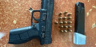 La Policía difundió una fotografía del arma que el menor llevó al colegio. Foto: PNC