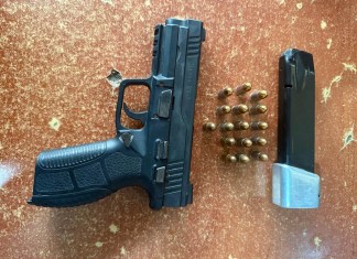 La Policía difundió una fotografía del arma que el menor llevó al colegio. Foto: PNC