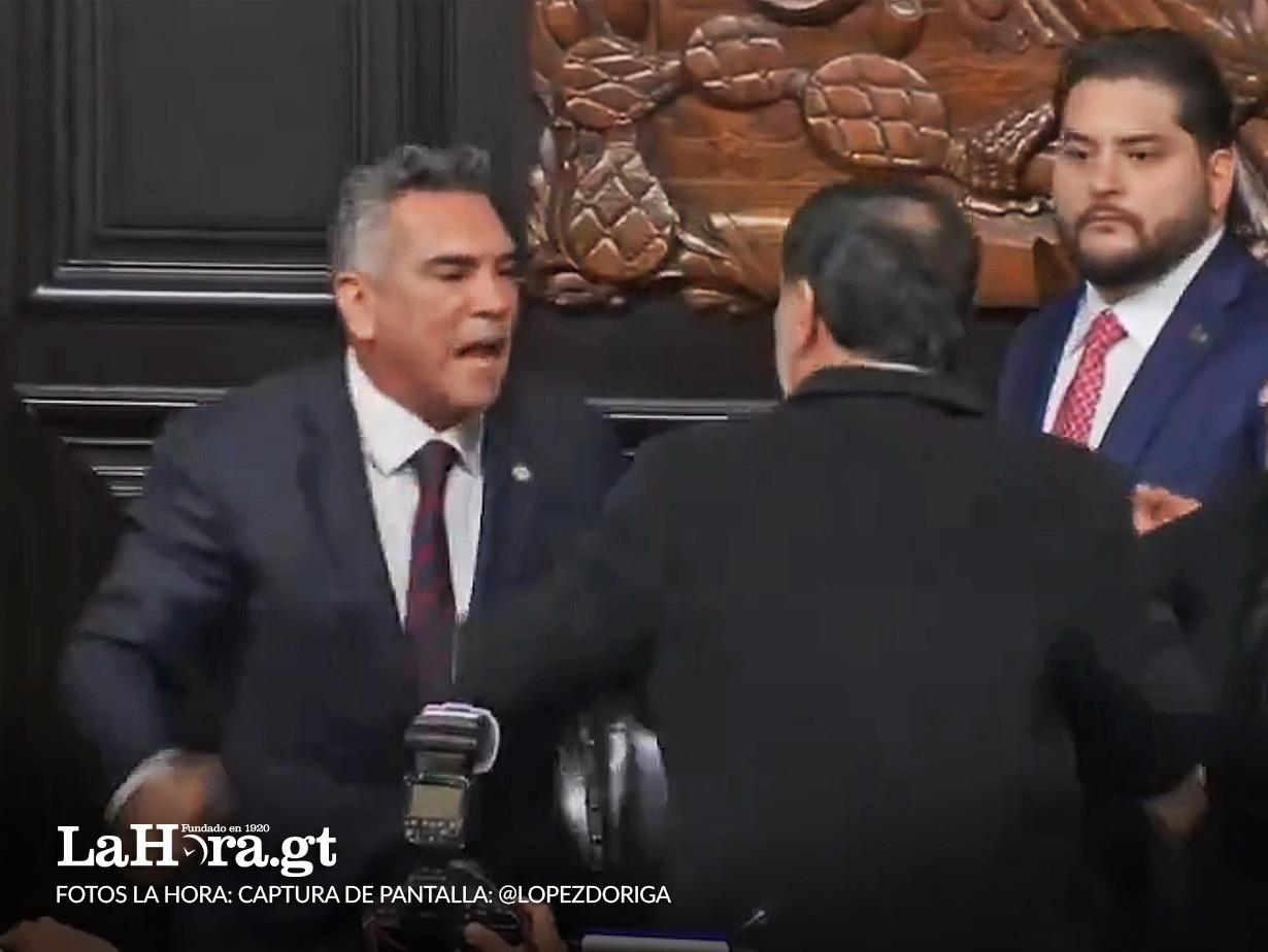 Senadores se van a los golpes tras Comisión Permanente en la Cámara de Senadores de México