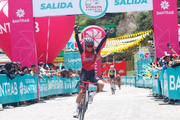 La colombiana Karen Villamizar se lleva la primera etapa de la Vuelta Femenina 2025. Foto La Hora: Federación de Ciclismo.