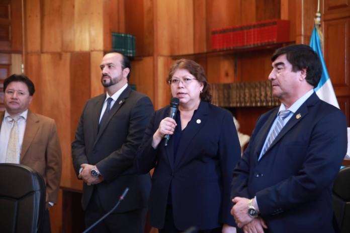 La magistrada Flor García Villatoro al centro y a su derecha el presidente de la CSJ, Teódulo Cifuentes.