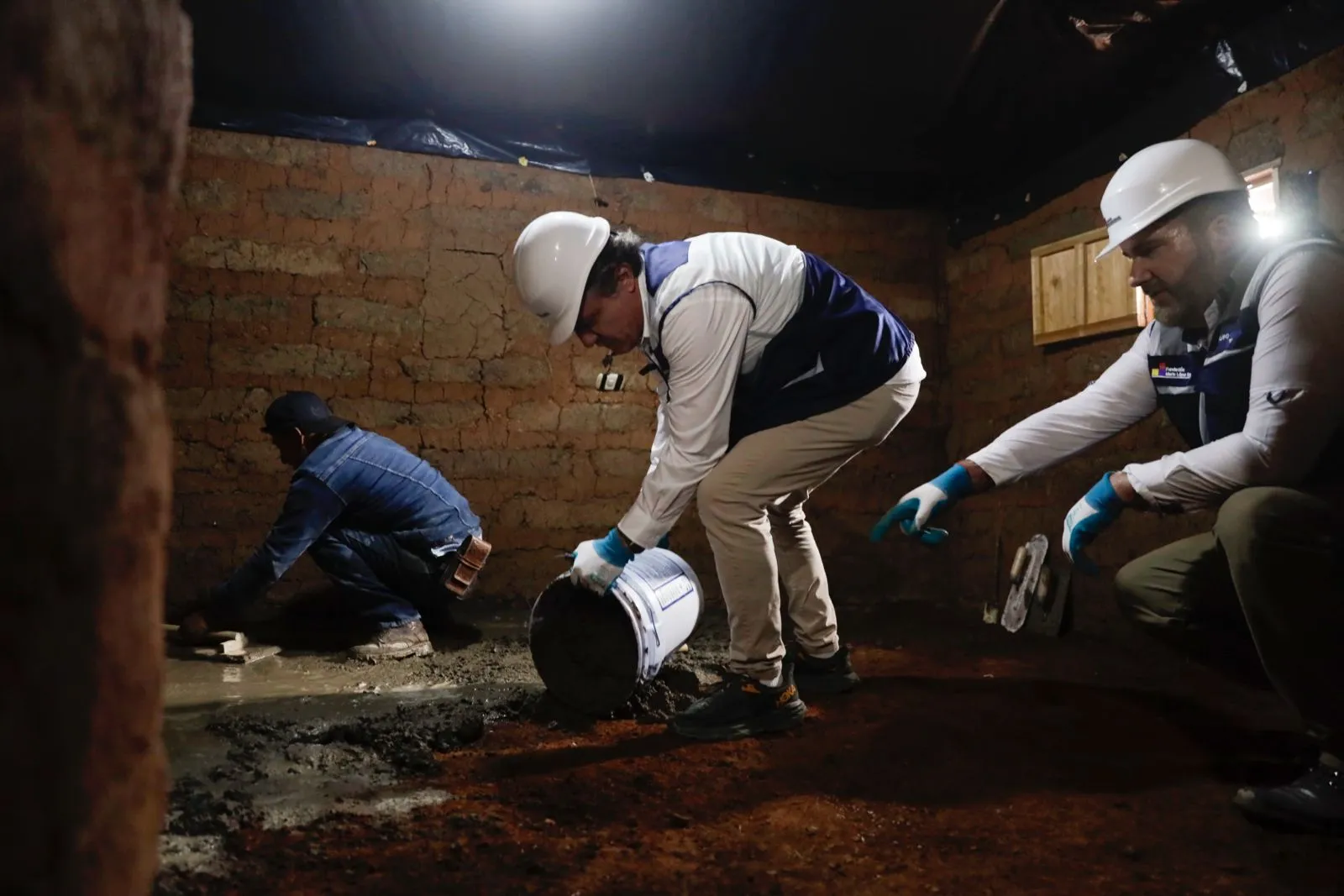Construcción de pisos de concreto en lugar de pisos de tierra. Foto: Cortesía Fundación Mario López Estrada