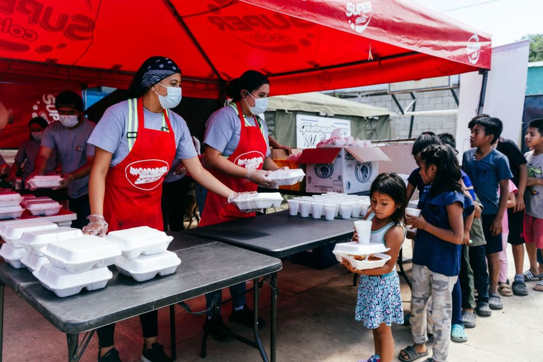 Personal de Fundación Castillo Córdova de Castillo Hermanos sirviendo comidas calientes a personas afectadas asegurando nutrición durante la emergencia. Foto: Cortesía de Fundación Castillo Córdova.
