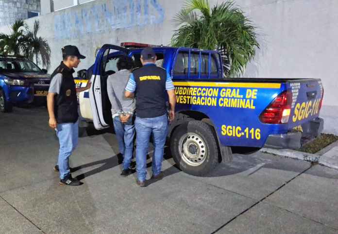 Capturan en Champerico a alias Greñas, presunto extorsionista con historial criminal y orden de captura por lavado de dinero