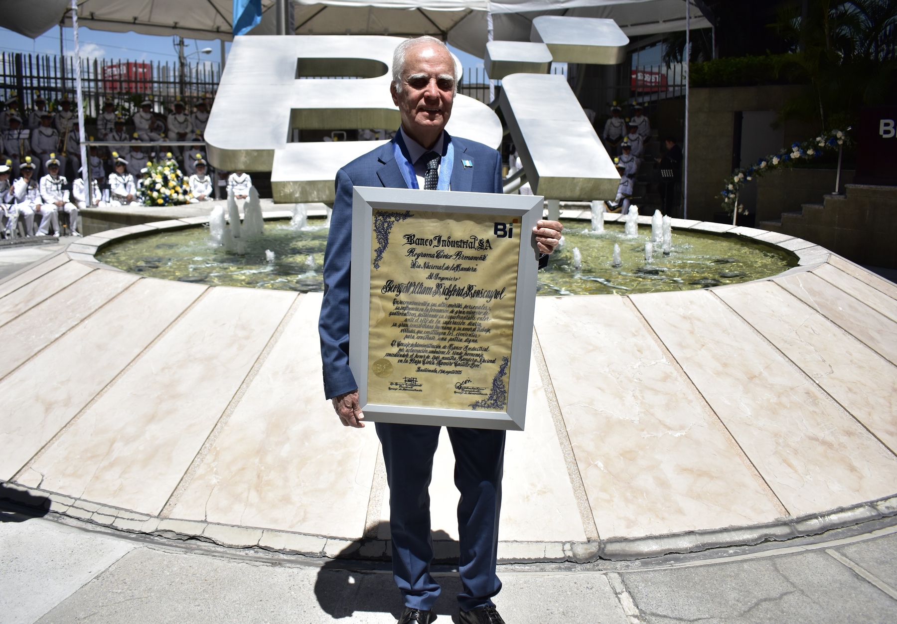George William Bickford Bouscayrol con medalla y diploma en reconocimiento de su legado por parte de Banco Industrial. Foto: La Hora/ Daniel Ramírez.