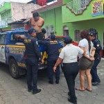 Cuatro presuntos pandilleros fueron capturados este sábado 2 de agosto, con mensajes de jefes del Barrio 18. Foto La Hora: PNC