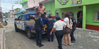 Cuatro presuntos pandilleros fueron capturados este sábado 2 de agosto, con mensajes de jefes del Barrio 18. Foto La Hora: PNC