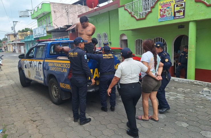 Cuatro presuntos pandilleros fueron capturados este sábado 2 de agosto, con mensajes de jefes del Barrio 18. Foto La Hora: PNC