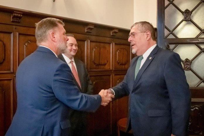 Bernardo Arévalo y el congresista estadounidense, Rick Crawford, se reúnen para conversar en relación a infraestructura del país