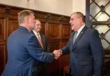 Bernardo Arévalo y el congresista estadounidense, Rick Crawford, se reúnen para conversar en relación a infraestructura del país