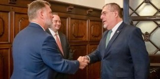 Bernardo Arévalo y el congresista estadounidense, Rick Crawford, se reúnen para conversar en relación a infraestructura del país