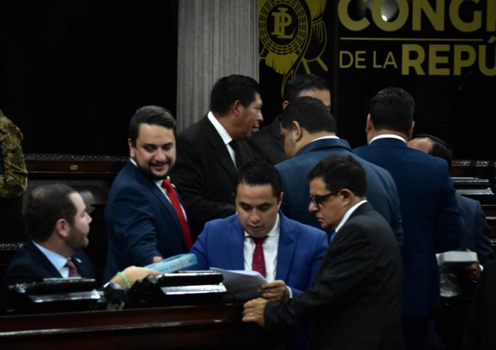 Diputados de la bancada Vamos hacen entrega de biblias a los legisladores previo a la lectura de la iniciativa de ley para declarar el Día Nacional de la Biblia. Foto La Hora: Daniel Ramírez