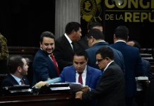 Diputados de la bancada Vamos hacen entrega de biblias a los legisladores previo a la lectura de la iniciativa de ley para declarar el Día Nacional de la Biblia. Foto La Hora: Daniel Ramírez