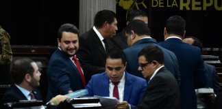 ¿En qué consiste el Día de la Biblia aprobado por el Congreso? Diputados de la bancada Vamos hacen entrega de biblias a los legisladores previo a la lectura de la iniciativa de ley para declarar el Día Nacional de la Biblia. Foto La Hora: Daniel Ramírez