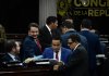 Diputados de la bancada Vamos hacen entrega de biblias a los legisladores previo a la lectura de la iniciativa de ley para declarar el Día Nacional de la Biblia. Foto La Hora: Daniel Ramírez