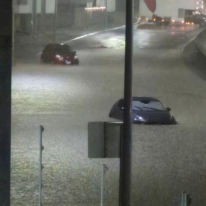 Calle inundada en la ciudad de Querétaro, México. Foto La Hora: Redes Sociales