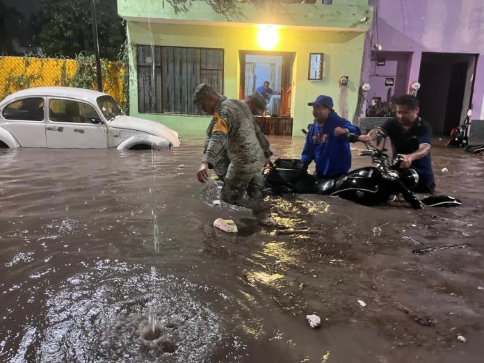 Calle inundada en la ciudad de Querétaro, México. Foto La Hora: Redes Sociales 