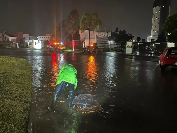 Calle inundada en la ciudad de Querétaro, México. Foto La Hora: Redes Sociales 