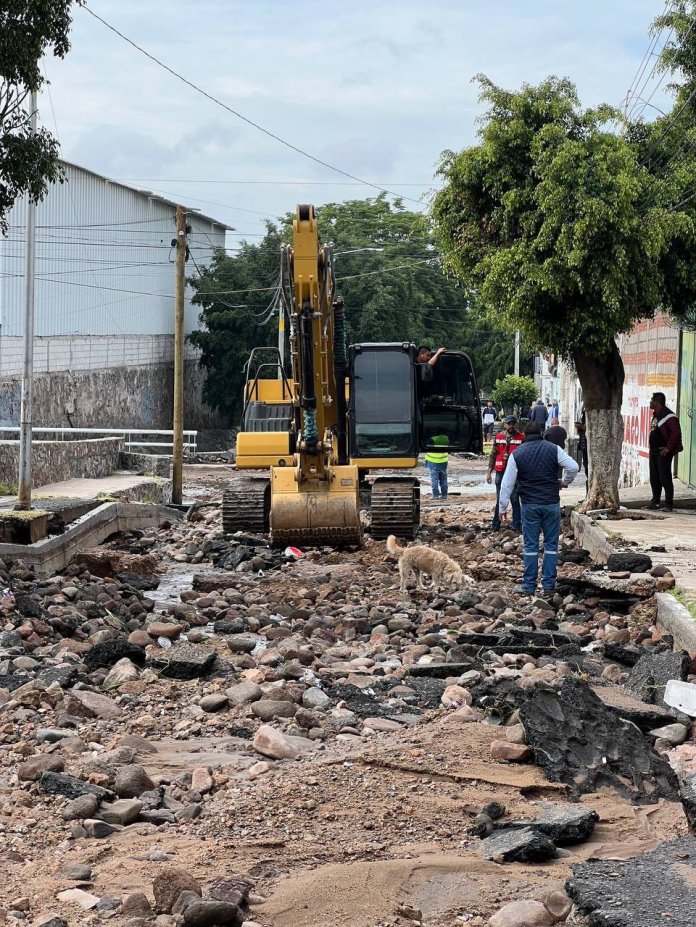 Maquinaria pesada utilizada para la limpieza de daños causados por lluvia. Foto La Hora: Gobierno del Estado de Querétaro