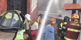 Bomberos Voluntarios se encuentran sofocando las llamas. Foto La Hora: Cortesía