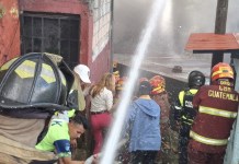 Bomberos reportan incendio estructural en la zona 6 capitalina Bomberos Voluntarios se encuentran sofocando las llamas. Foto La Hora: Cortesía