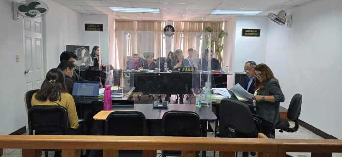 El Tribunal Sexto de Sentencia Penal se prepara a escuchar declaraciones en el juicio por el caso Industria Militar. Foto La Hora: Sergio Osegueda