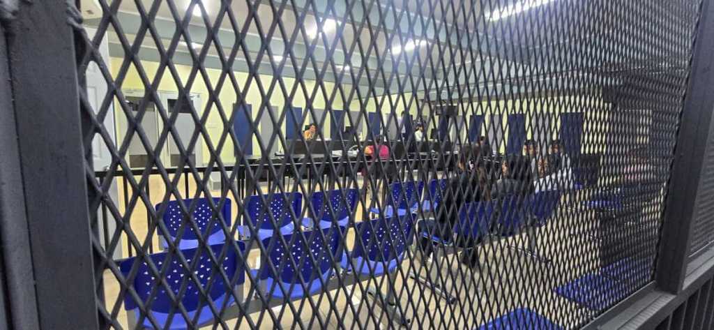 La mega sala consta con carceleta en el interior para relcuir a privados de libertad al momento de la audiencia. Foto La Hora: Sergio Osegueda