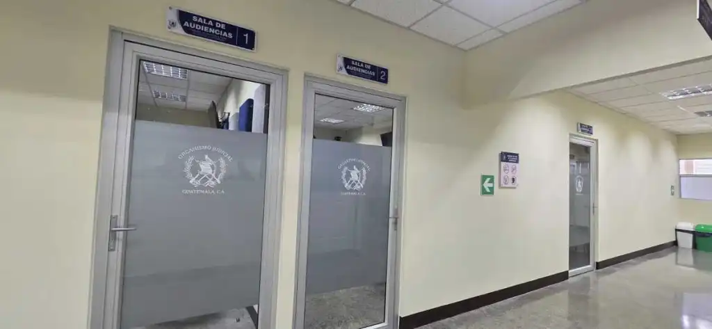 En el primer pasillo se observan al menos 5 salas de audiencias. Foto La Hora: Sergio Osegueda