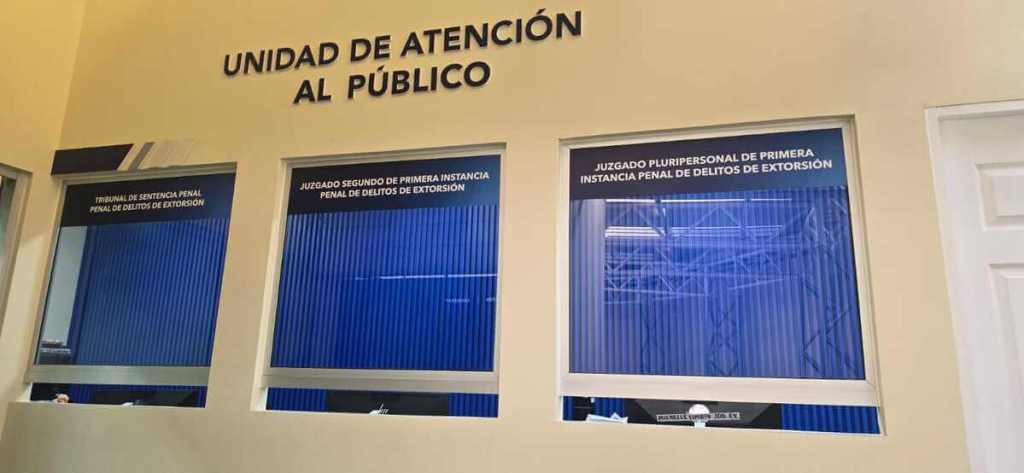 Ubicación de las ventanillas de las tres judicaturas que funcionan en la nueva sede. Foto La Hora: Sergio Osegueda
