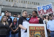 Jennifer Vasquez Sura, delante y a la izquierda, esposa de Kilmar Ábrego García, asiste a una marcha de protesta ante la oficina del ICE en Baltimore, el lunes 25 de agosto de 2025, para apoyar a Ábrego García. (AP Foto/Stephanie Scarbrough)
