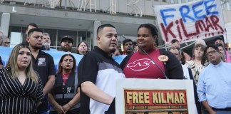 Jennifer Vasquez Sura, delante y a la izquierda, esposa de Kilmar Ábrego García, asiste a una marcha de protesta ante la oficina del ICE en Baltimore, el lunes 25 de agosto de 2025, para apoyar a Ábrego García. (AP Foto/Stephanie Scarbrough)