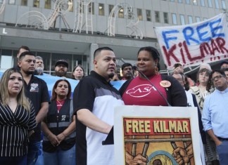 Jennifer Vasquez Sura, delante y a la izquierda, esposa de Kilmar Ábrego García, asiste a una marcha de protesta ante la oficina del ICE en Baltimore, el lunes 25 de agosto de 2025, para apoyar a Ábrego García. (AP Foto/Stephanie Scarbrough)