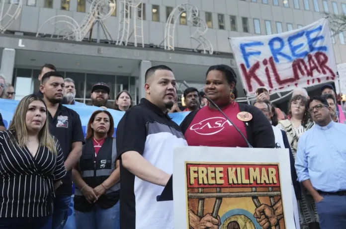 Kilmar Jennifer Vasquez Sura, delante y a la izquierda, esposa de Kilmar Ábrego García, asiste a una marcha de protesta ante la oficina del ICE en Baltimore, el lunes 25 de agosto de 2025, para apoyar a Ábrego García. (AP Foto/Stephanie Scarbrough)