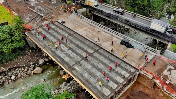 Km-61-Puente-El-Limoncillo-Trabajos-de-ampliacion-y-rehabilitacion-de-autopista-Puerto-Quetzal Trabajos en el Puente El Limoncillo como parte de la ampliación y rehabilitacion de autopista Puerto Quetzal. Foto La Hora: ANADIE