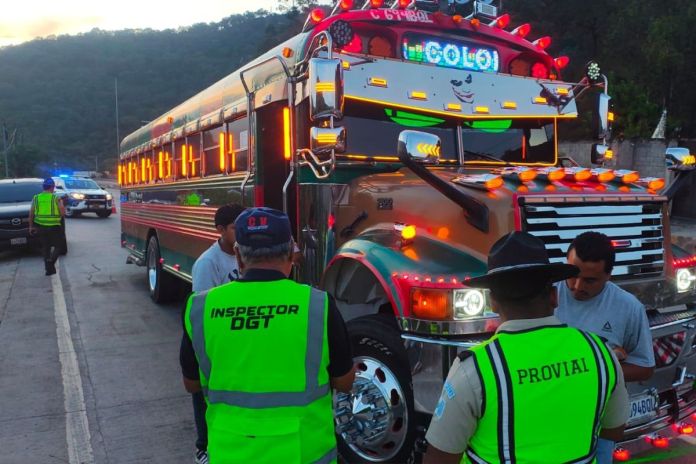 Operativo de la DGT en para supervisar autobuses extraurbanos. Foto La Hora: DGT