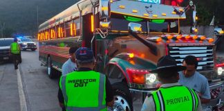 Operativo de la DGT para supervisar autobuses extraurbanos. Foto La Hora: DGT