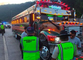 Operativo de la DGT para supervisar autobuses extraurbanos. Foto La Hora: DGT