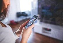 Los usuarios podrán portar el número telefónico aunque cambien de compañía como lo establece la Ley de Portabilidad Numérica. Foto: La Hora / Canva