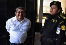 Autoridades capturan a exdiputado Leocadio Juracán señalado de supuesta usurpación El exdiputado Leocadio Juracán fue detenido en el aeropuerto internacional La Aurora. Foto La Hora: Daniel Ramírez