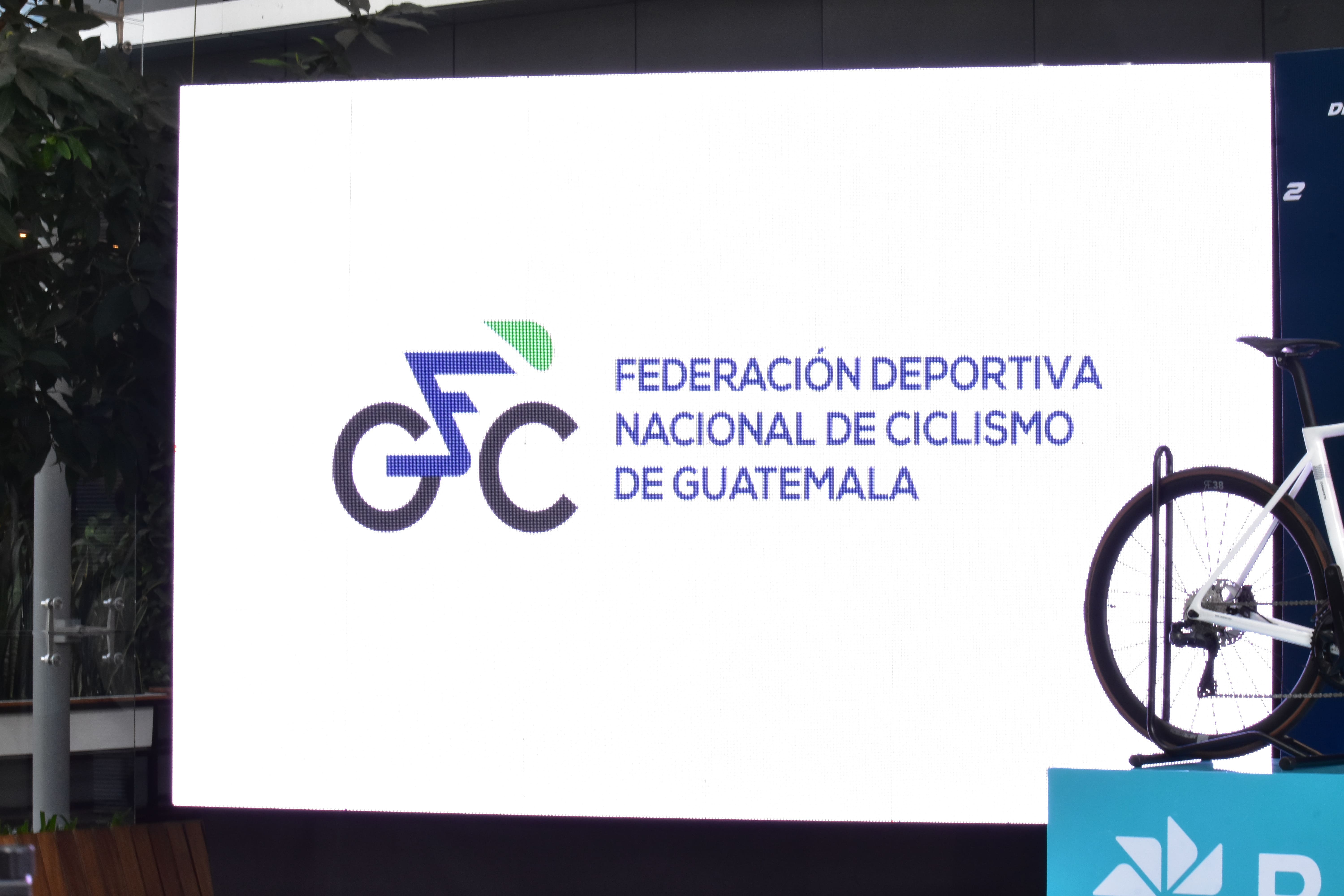 Presentación de logotipo de la Federación Deportiva Nacional de Ciclismo de Guatemala, durante conferencia de prensa. Foto: La Hora/ Daniel Ramírez.