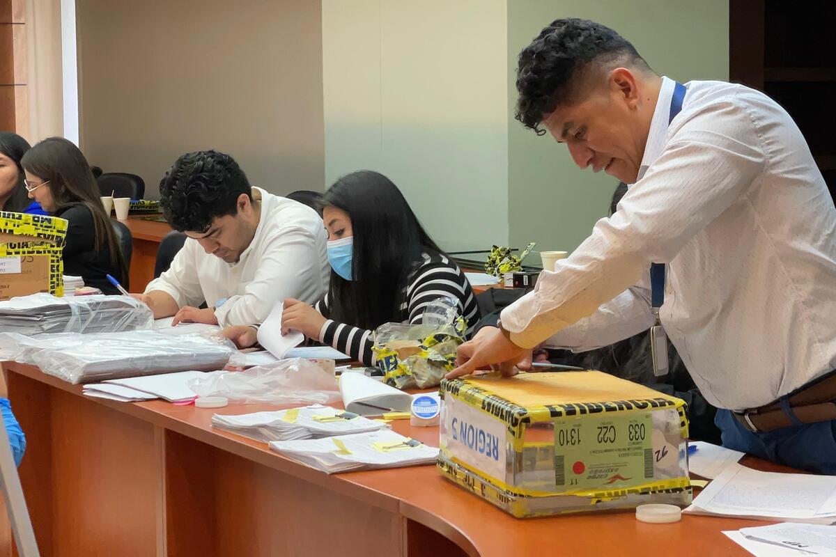 TSE asiste a las instalaciones del MP a recibir cajas electorales secuestradas en 2