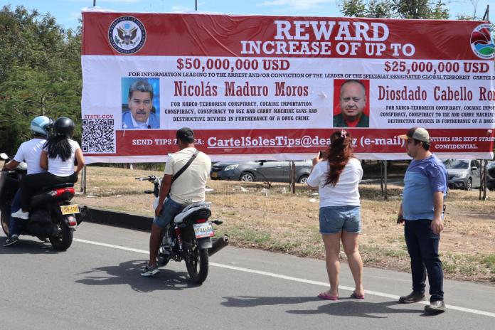 Una valla con la recompensa que ofrece el Gobierno de Estados Unidos. Foto La Hora: EFE.