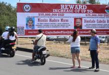 Valla con recompensa por Maduro y Cabello aparece en la frontera de Colombia con Venezuela Una valla con la recompensa que ofrece el Gobierno de Estados Unidos. Foto La Hora: EFE.