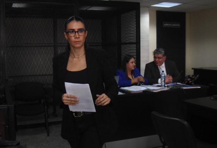 Alejandra María Melgar, hija y abogada de Erick Melgar Padilla, tras declarar en juicio. Foto La Hora: Cortesía.
