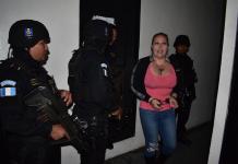 María Marta Castañeda Torres espera en carceletas mientras el juzgado de turno fija hora para darle a conocer los motivos de su detención. Foto La Hora: Daniel Ramírez