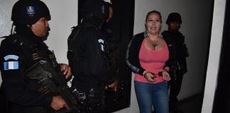 María Marta Castañeda Torres espera en carceletas mientras el juzgado de turno fija hora para darle a conocer los motivos de su detención. Foto La Hora: Daniel Ramírez