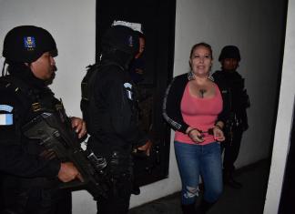 María Marta Castañeda Torres espera en carceletas mientras el juzgado de turno fija hora para darle a conocer los motivos de su detención. Foto La Hora: Daniel Ramírez